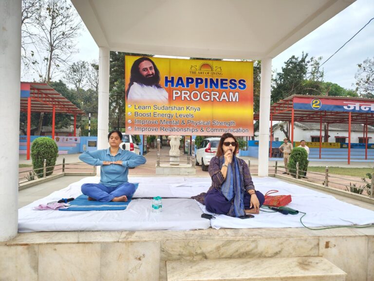 SSP मुजफ्फरनगर संजय कुमार वर्मा की धर्मपत्नी डॉ० नीलम राय द्वारा प्रशिक्षु आरक्षियों हेतु “आर्ट ऑफ लिविंग” कार्यक्रम के द्वितीय दिवस पर योग, ध्यान एवं प्राणायाम का किया गया आयोजन