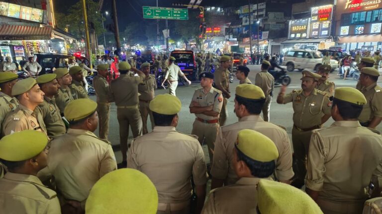 एसपी सिटी मुजफ्फरनगर द्वारा मिनाक्षी चौक पर देर रात्रि  सघन चेकिंग अभियान चलाया गया एवं पीआरवी व चीता मोबाइल का रिस्पॉंस टाइम चेक कर दिए गए आवश्यक दिशा-निर्देश