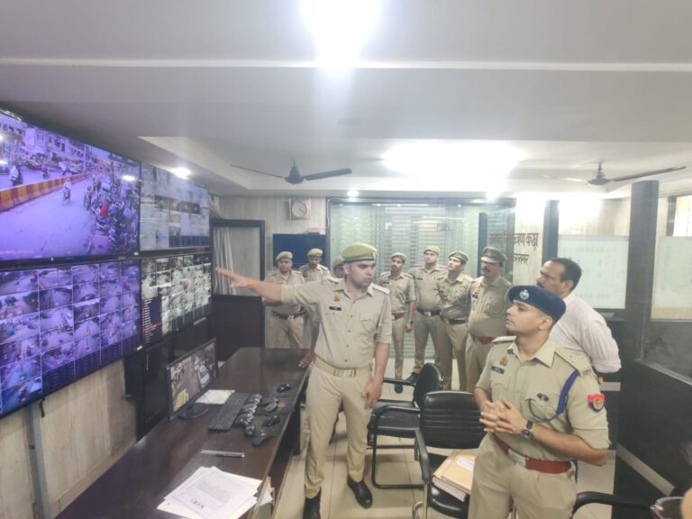 एसपी सिटी अमृत जैन द्वारा जनपद कंट्रोल रूम का निरीक्षण कर व्यवस्थाओं का जायजा लेते हुए सम्बन्धित अधिकारी/कर्मचारियों को दिए आवश्यक दिशा-निर्देश