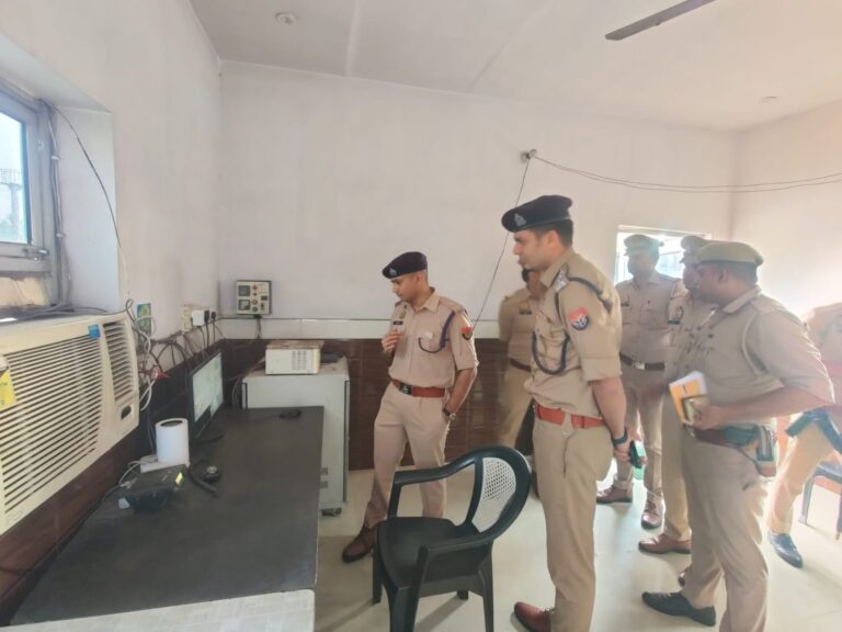 एसपी सिटी मुजफ्फरनगर अमृत जैन द्वारा भूराहेड़ी चेक पोस्ट (अन्तर्राज्यीय बॉर्डर) एवं धमात नगर पुल चेक पोस्ट का स्थलीय निरीक्षण कर सम्बन्धित अधिकारी/कर्मचारियों को दिए गए आवश्यक दिशा-निर्देश