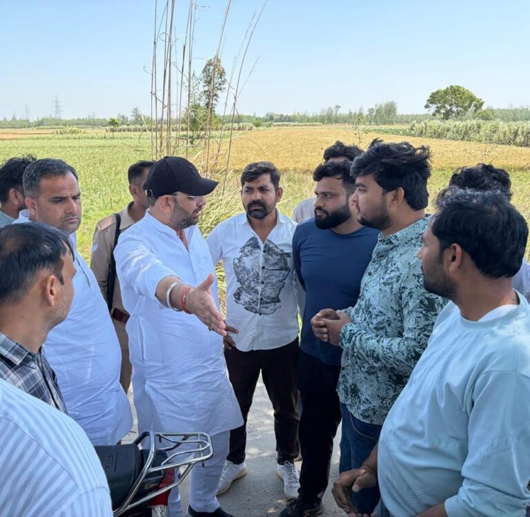 चरथावल क्षेत्र में नहर टूटने की सूचना पर किसानों के बीच पहुंचे विधायक पंकज मलिक, किसानों को उचित मुआवजा दिलाए जाने को लेकर अधिकारियों को दिया निर्देश