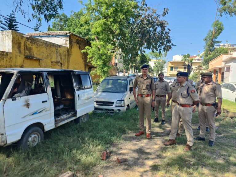 पुलिस अधीक्षक नगर मुजफ्फरनगर अमृत जैन द्वारा थाना पुरकाजी क्षेत्र में स्कूली वाहन में आग लगने की घटना के संबंध में थाना पुरकाजी पर खडे वाहन का निरीक्षण कर संबंधित को दिए गए आवश्यक दिशा-निर्देश