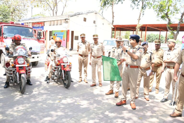 अग्निशमन सेवा स्मृति दिवस के अवसर पर SSP मुजफ्फरनगर द्वारा अग्निशमन जागरूकता रैली को रिजर्व पुलिस लाईन्स मुजफ्फरनगर से हरी झंडी दिखाकर किया गया रवाना