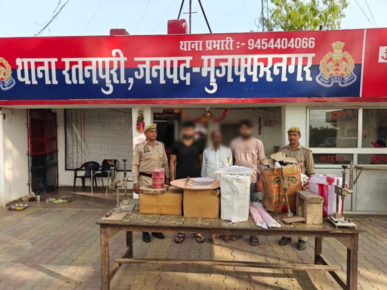 मुजफ्फरनगर – रतनपुरी पुलिस ने पटाखों का अवैध निर्माण व भंडारण करने के अभियोग में वांछित 3 अभियुक्तगण को गिरफ्तार कर कब्जे से भारी मात्रा में बने-अधबने पटाखे किए बरामद
