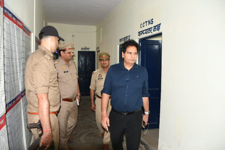 SSP मुजफ्फरनगर द्वारा थाना तितावी का किया गया आकस्मिक निरीक्षण, सम्बन्धित को दिए गए आवश्यक दिशा-निर्देश