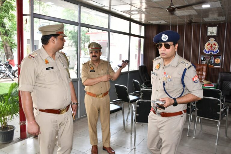 SSP मुजफ्फरनगर द्वारा थाना सिविल लाईन का किया गया आकस्मिक निरीक्षण, सम्बन्धित को दिए गए आवश्यक दिशा-निर्देश