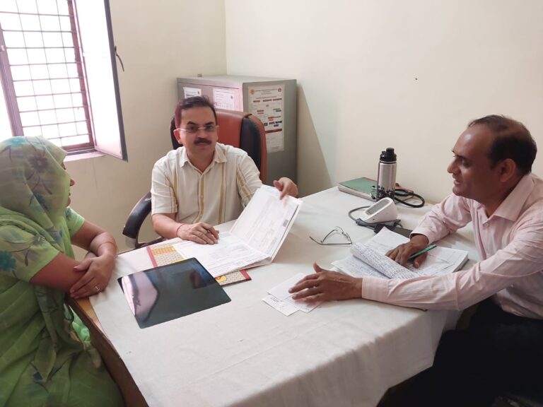 मुजफ्फरनगर – सिसौली में सीएमओ डॉ. सुनील तेवतिया ने की ओपीडी, मरीजों को बेहतर स्वास्थ्य सेवाएं मिलने से क्षेत्रवासी खुश