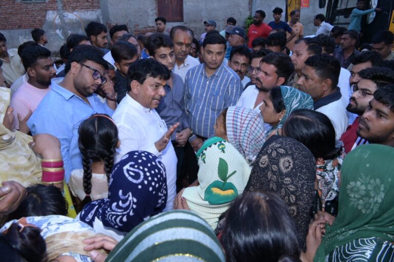 निर्माणाधीन नाले का निरीक्षण करने पहुंचे मंत्री कपिल देव अग्रवाल, अधिकारियों को लगाई फटकार