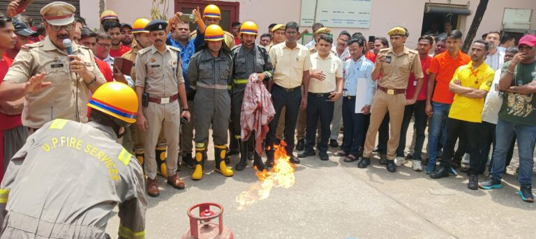 मुज़फ्फरनगर कलक्ट्रेट में आग लगने का मॉक ड्रिल, रेस्क्यू ऑपरेशन का किया गया प्रदर्शन