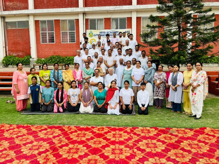 आर्य एकेड़मी इण्टरनेशनल स्कूल में 12 वें अन्तर्राष्ट्रीय योग दिवस का भव्य आयोजन