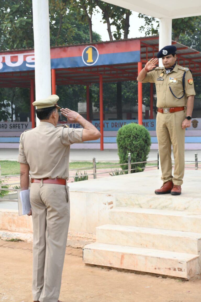 मुजफ्फरनगर: एसएसपी संजय कुमार वर्मा ने शुक्रवार परेड की ली सलामी, पुलिस लाइन का किया निरीक्षण