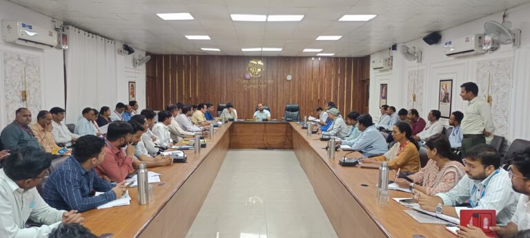 मुख्यमंत्री युवा उद्यमी विकास अभियान योजना की समीक्षा बैठक संपन्न, कम लोन स्वीकृति पर सीडीओ नाराज