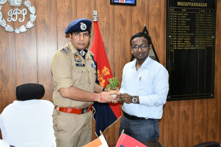 मुजफ्फरनगर: ‘एक पेड़ माँ के नाम’ अभियान के तहत SSP संजय कुमार वर्मा को DFO ने भेंट किया पौधा