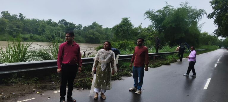 डीएम उमेश मिश्रा के निर्देश पर प्रशासन अलर्ट, सुबह से शाम तक सड़कों और गांवों में डटे रहे अधिकारी