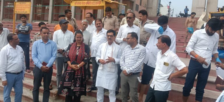 शुकतीर्थ गंगा घाट पर प्रदूषित जल पहुंचने की सूचना पर प्रशासन सक्रिय, जिला पंचायत प्रशासक ने मौके पर पहुंच कर अधिकारियों को किया निर्देशित