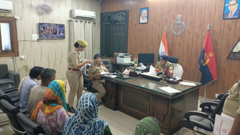 मुजफ्फरनगर: एसएसपी संजय कुमार वर्मा ने पुलिस कार्यालय में सुनीं जन शिकायतें