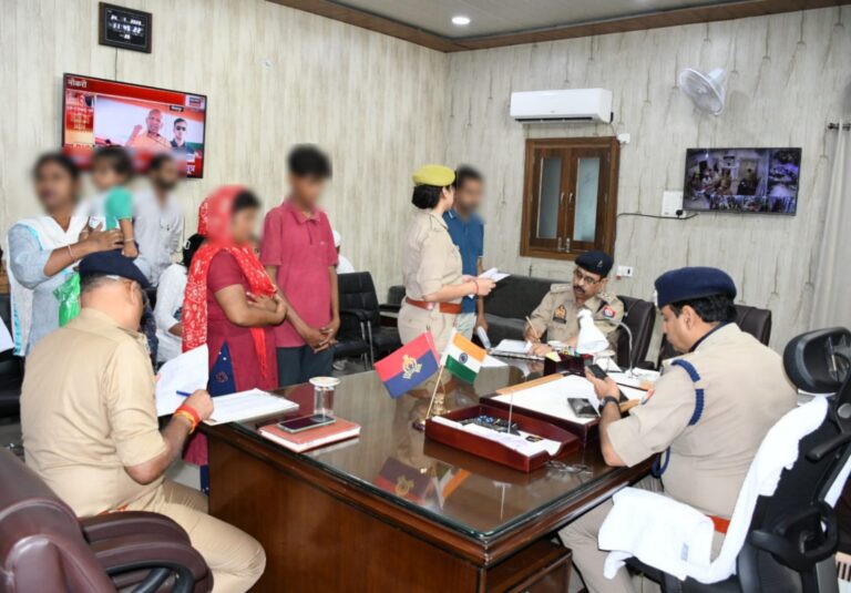 मुजफ्फरनगर: एसएसपी संजय कुमार वर्मा ने सुनीं जन शिकायतें, त्वरित निस्तारण के दिए निर्देश