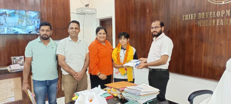 मुजफ्फरनगर: एथलेटिक्स खिलाड़ी नेहा बालियान का दिल्ली स्पोर्ट्स यूनिवर्सिटी में चयन, सीडीओ ने किया सम्मानित