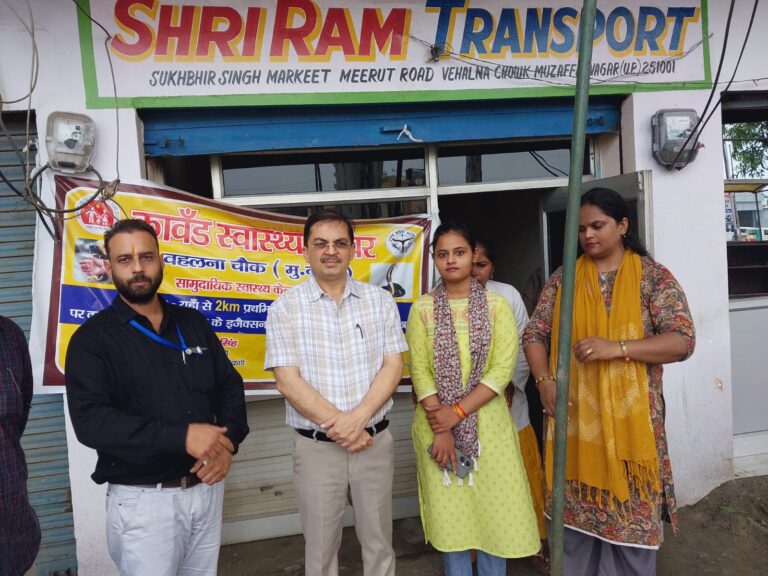 मुख्य चिकित्सा अधिकारी ने खुद संभाली कमान, कांवड़ियों का किया उपचार; आरोग्य स्वास्थ्य मेलों का भी लिया जायजा