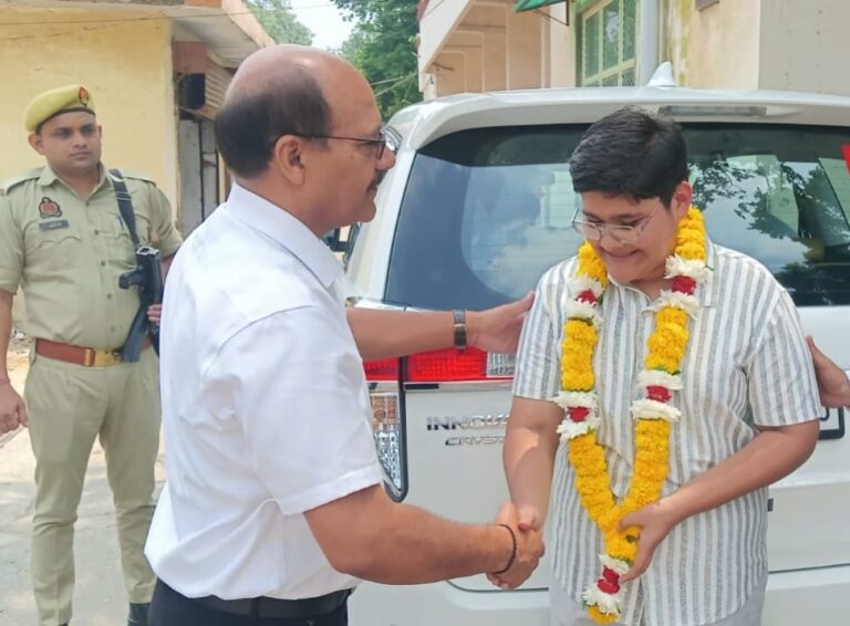सीबीएसई फेज-2 परीक्षा में कमाल: कामरान अहमद ने देश में तीसरी और मुजफ्फरनगर में पहली रैंक हासिल की, डीएम उमेश मिश्रा ने किया सम्मानित