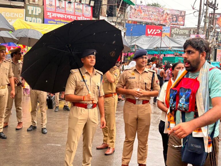 बारिश के बीच भी मुजफ्फरनगर पुलिस अलर्ट, एसपी सिटी अमृत जैन ने शिव चौक पर संभाला मोर्चा