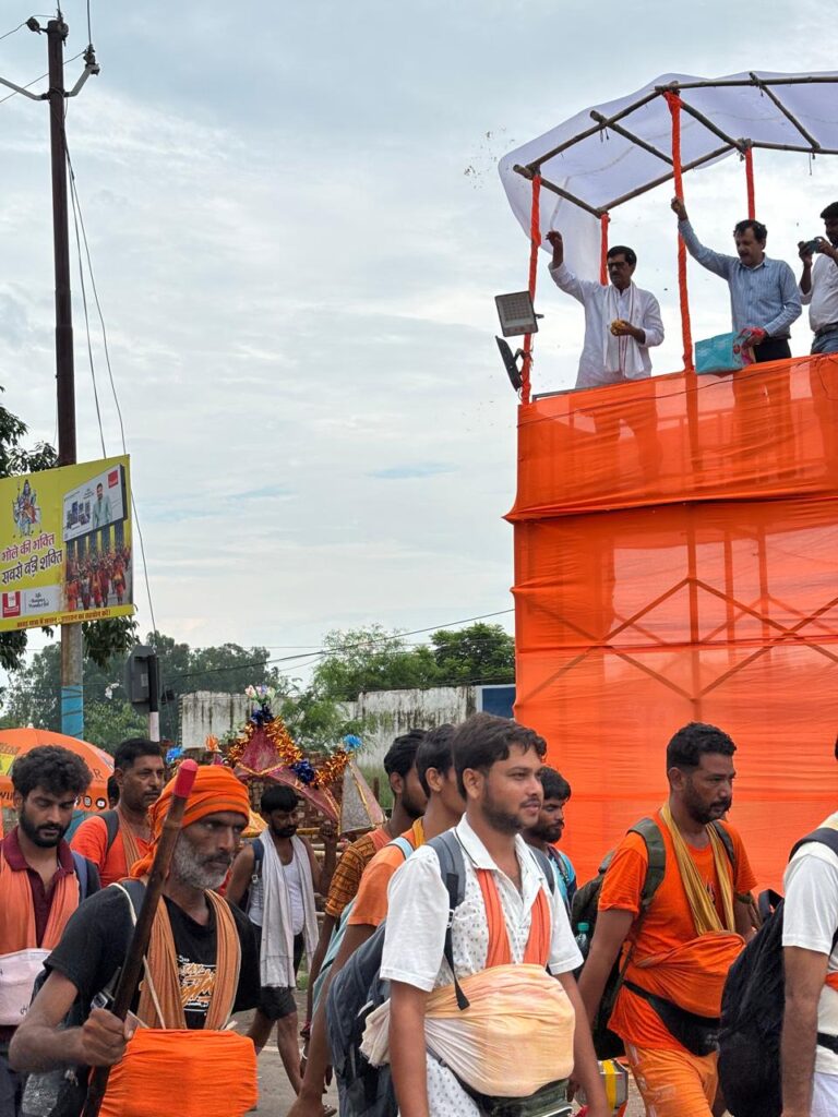 जिला पंचायत प्रशासन ने शिवभक्त कांवड़ियों पर की पुष्प वर्षा, किया भव्य स्वागत