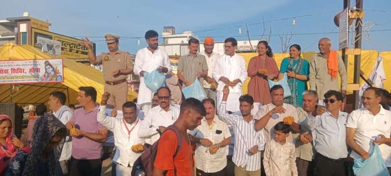 भोपा गंग नहर पुल पर कांवड़ियों पर पुष्पवर्षा, गूंजे हर-हर महादेव के जयकारे, जिला पंचायत अध्यक्ष ने भोपा गंग नहर पुल पर कांवड़ियों पर की पुष्प वर्षा