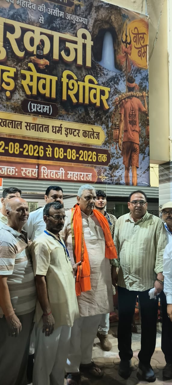 पुरकाजी-भूराहेड़ी बॉर्डर पर सांसद हरेंद्र मलिक ने कांवड़ियों पर की पुष्प वर्षा