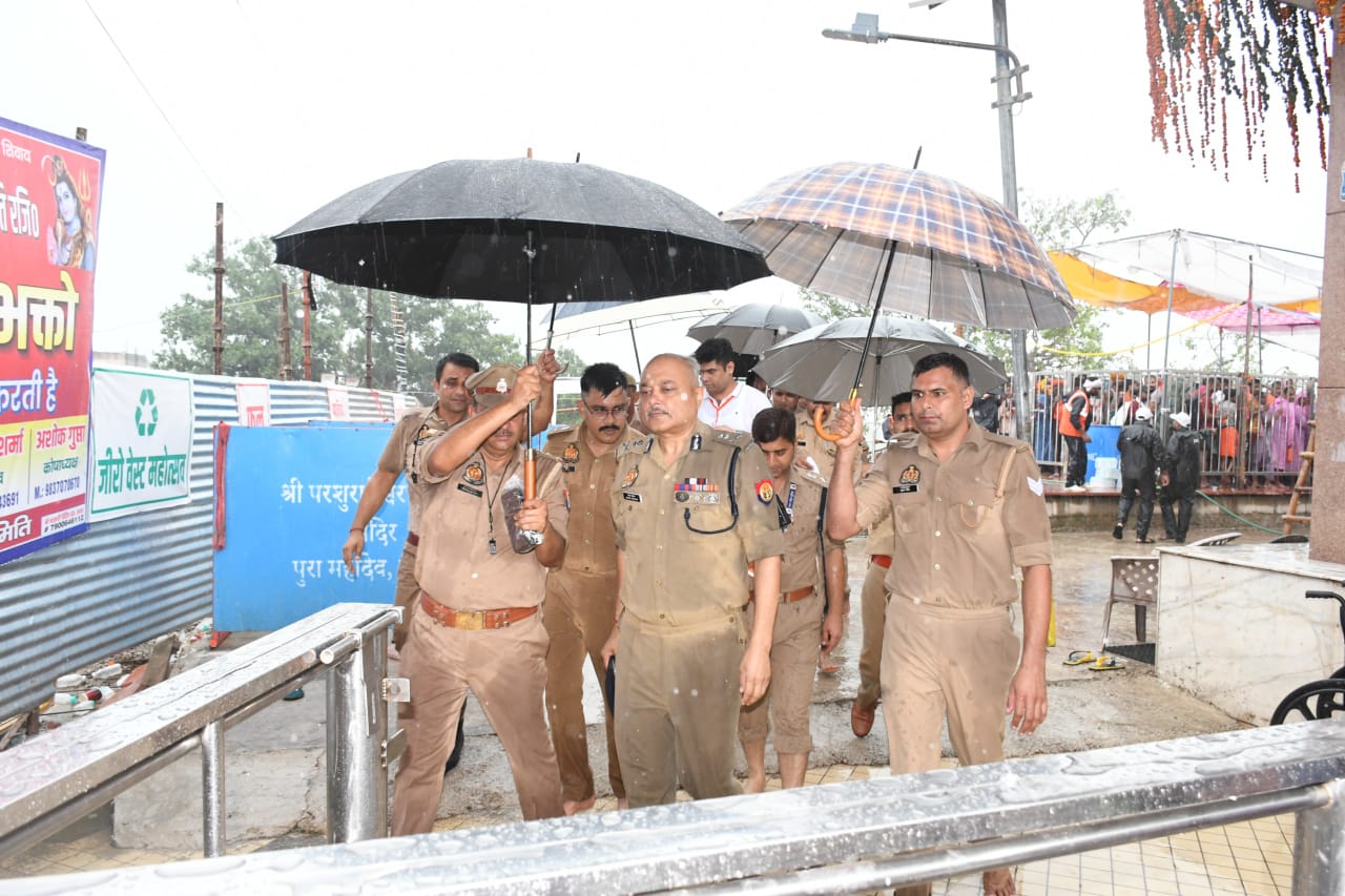 पुरा महादेव मंदिर पहुंचे ADG मेरठ जोन, कांवड़ यात्रा और महाशिवरात्रि मेले की सुरक्षा व्यवस्था का लिया जायजा