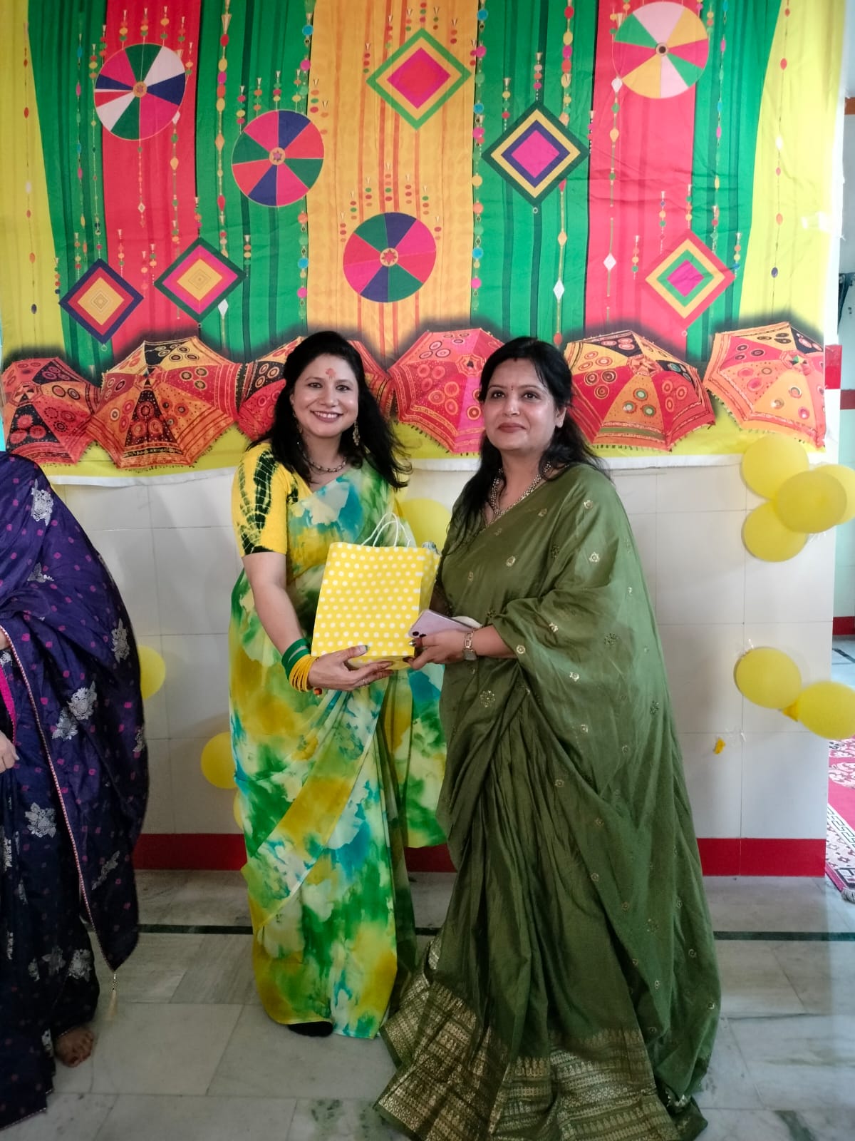 हरियाली तीज उत्सव का भव्य आयोजन महिलाओं ने पारंपरिक तीज पर्व का आनंद लिया।