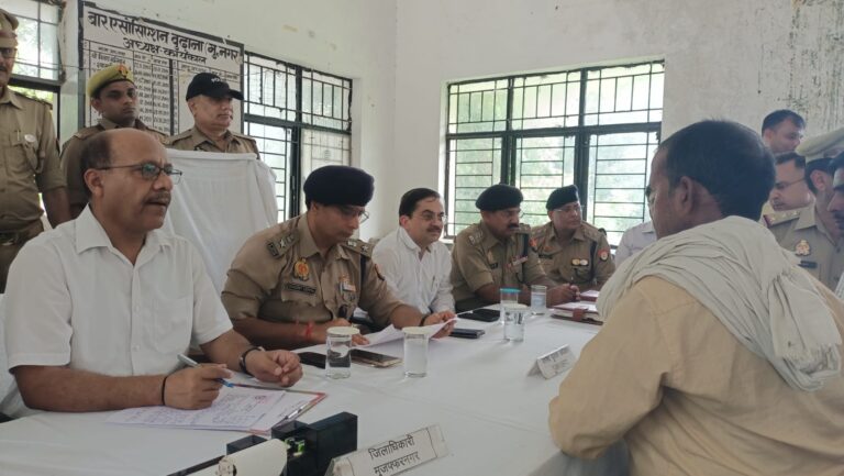 संपूर्ण समाधान दिवस में डीएम उमेश मिश्रा और एसएसपी संजय कुमार वर्मा ने अधिकारियों को दिए गुणवत्तापूर्ण एवं समयबद्ध निस्तारण के निर्देश