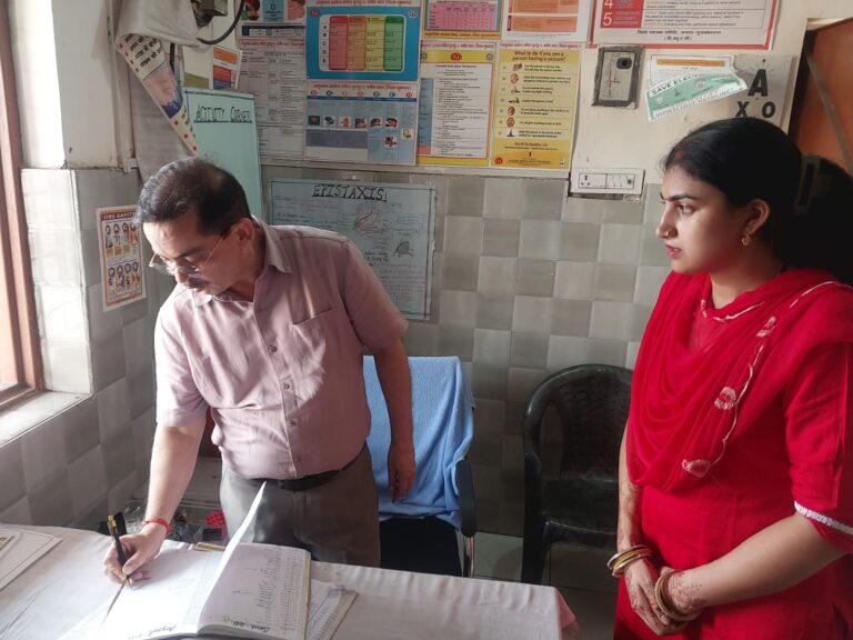 सुजड़ू हेल्थ एंड वेलनेस सेंटर में CMO ने परखी कोल्ड चेन व्यवस्था, वैक्सीन की सुरक्षा को लेकर दिए सख्त निर्देश