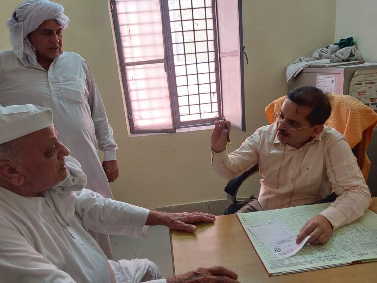 सीएमओ ने सीएचसी सिसौली में खुद की ओपीडी, मरीजों का किया परीक्षण