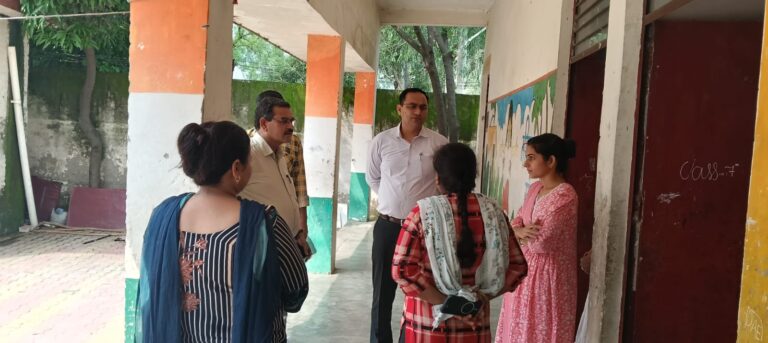 चरथावल के स्कूलों में बीएसए का निरीक्षण, व्यवस्थाओं की जांच
