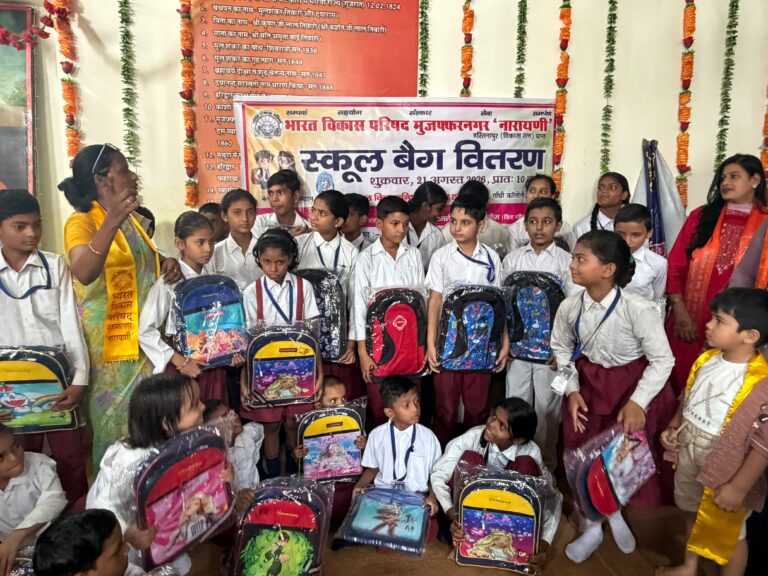 नारायणी शाखा ने बच्चों को शिक्षा के प्रति प्रोत्साहित करने के लिए वितरित किए निशुल्क स्कूल बैग
