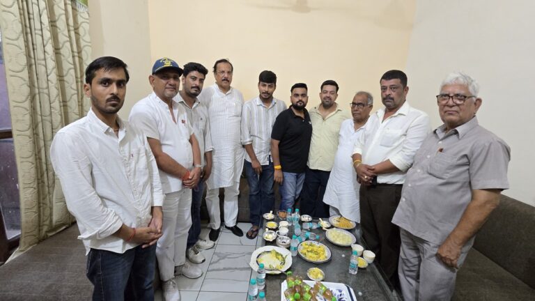 वरिष्ठ पत्रकार नीरज त्यागी के आवास पर पहुंचे सांसद राजीव राय, बोले- घोसी से दूर आज अपनों के बीच हूं