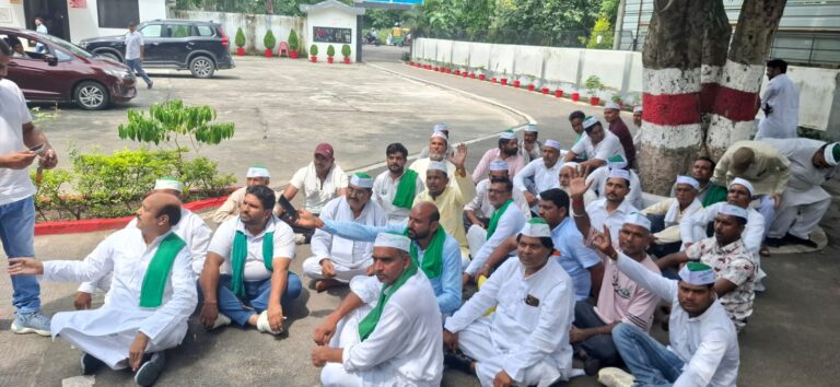 किसान आदित्य प्रकरण को लेकर भाकियू तोमर ने घेरा कमिश्नर कार्यालय, दोषी अधिकारियों के निलंबन की मांग