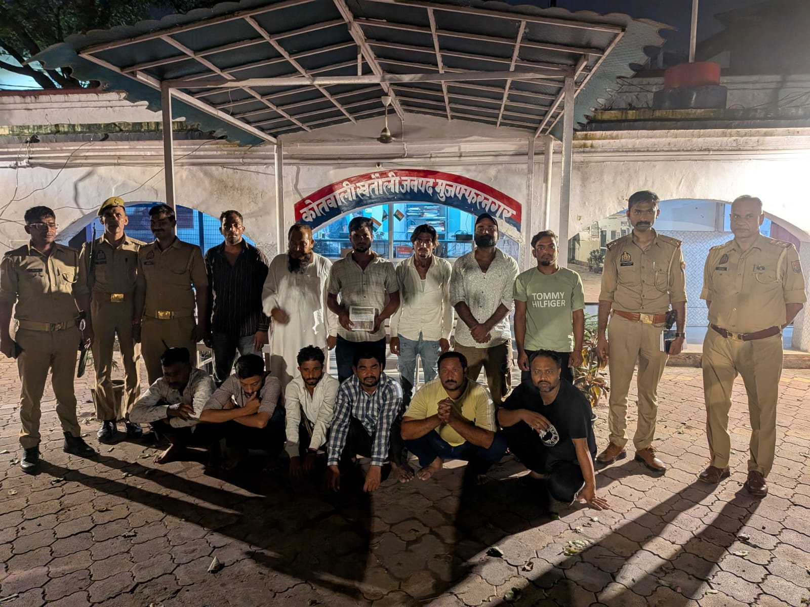 खतौली पुलिस की बड़ी कार्रवाई: घोड़ा रेस पर जुआ खेलने वाले 12 गिरफ्तार, ₹53,200 बरामद