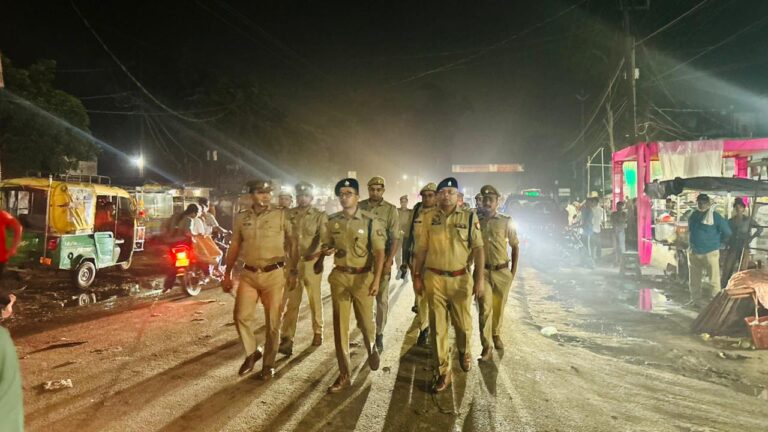 त्योहारों को लेकर बघरा में पुलिस की पैदल गश्त, सुरक्षा व्यवस्था का लिया जायजा