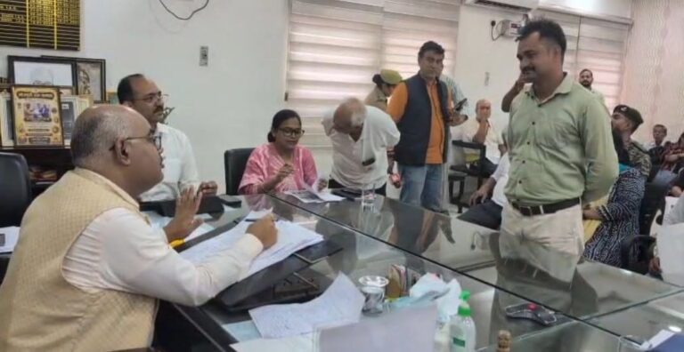 गुटखा छोड़ने की शर्त पर शस्त्र लाइसेंस! डीएम बोले,तुम तो गुटखे की पीक से ही चार को मार दोगे