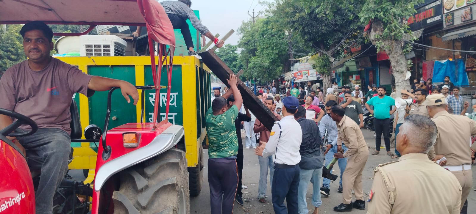 नो-पार्किंग में खड़े 322 वाहनों के चालान, अतिक्रमण भी हटाया