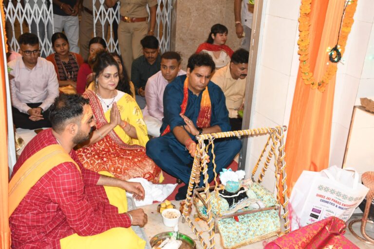 पुलिस लाइन में गूंजे कान्हा के जयकारे, झांकियों ने मोहा मन  डीएम उमेश मिश्रा और एसएसपी संजय कुमार वर्मा ने पुलिस परिवार के साथ मनाया श्रीकृष्ण जन्मोत्सव