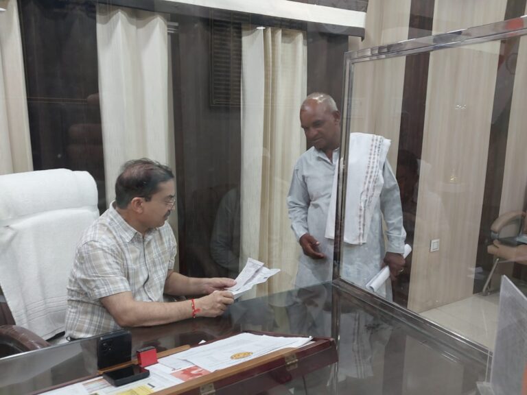 जनता दर्शन में CMO ने सुनीं आमजन की समस्याएं, त्वरित निस्तारण के दिए निर्देश
