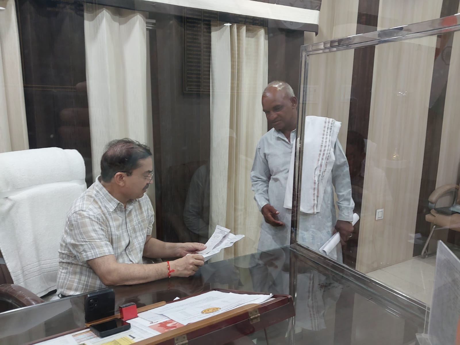जनता दर्शन में CMO ने सुनीं आमजन की समस्याएं, त्वरित निस्तारण के दिए निर्देश