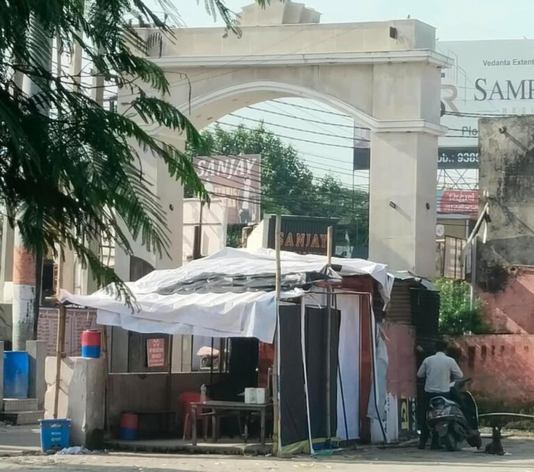 पालिका के आदेश पर भारी सभासद-ठेकेदार?——- अतिक्रमण हटाने के बाद फिर खड़ा हुआ टीन शेड, क्या पालिका प्रशासन करेगा कार्यवाही?