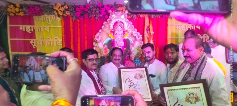 गणपति बप्पा मोरया के जयकारों से गूंजा मंदिर परिसर, गणेश चतुर्थी पर उमड़ा आस्था का सैलाब