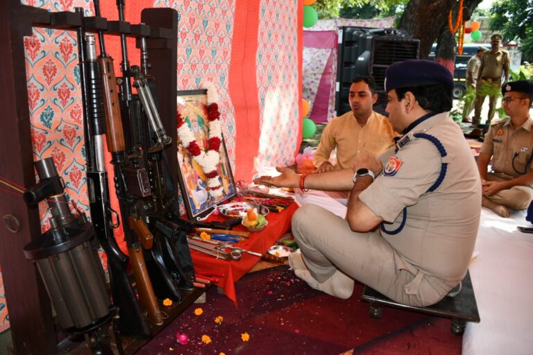 विश्वकर्मा जयंती पर पुलिस लाइन में शस्त्र पूजन, SSP ने विधि-विधान से की पूजा-अर्चना