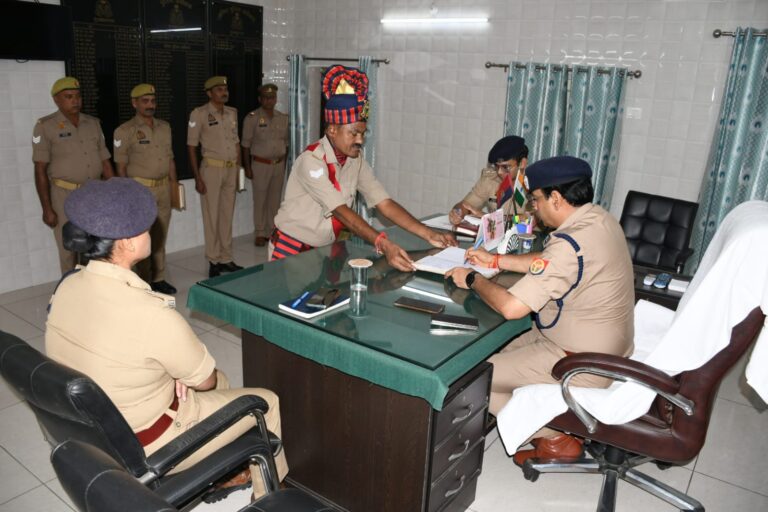 मुजफ्फरनगर: SSP संजय कुमार वर्मा ने लिया अर्दली रूम, अभिलेखों की जांच कर दिए सख्त दिशा-निर्देश