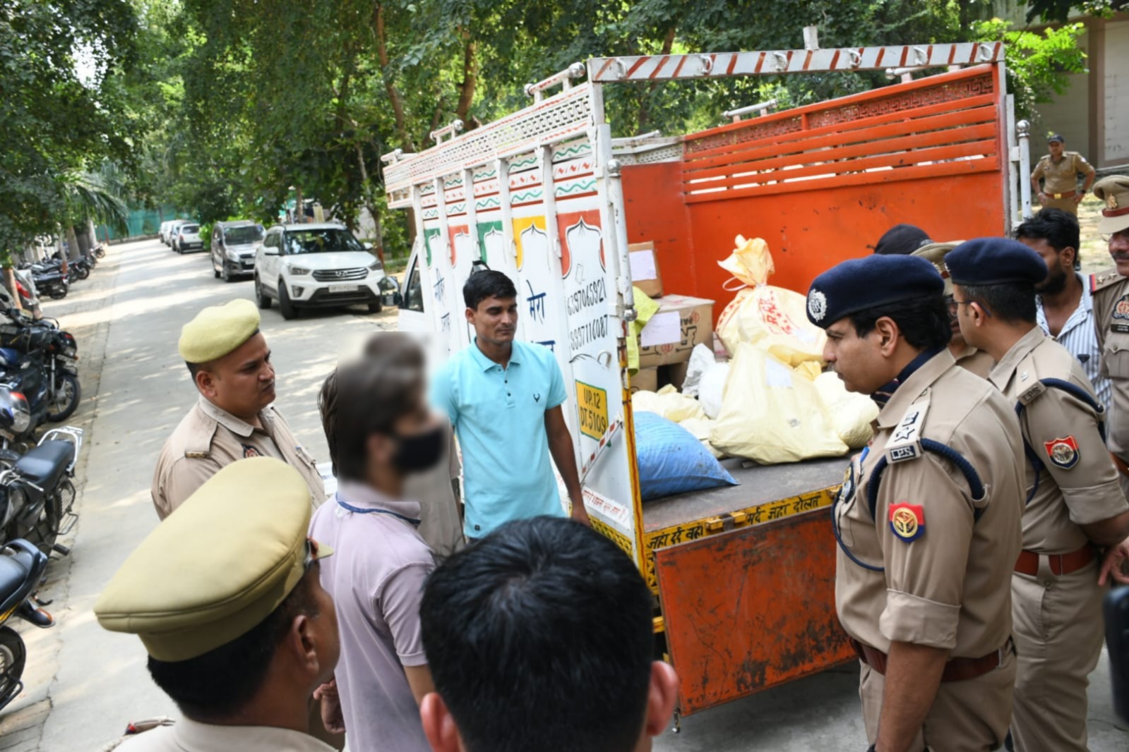 मीरापुर में अवैध पटाखा फैक्ट्री का खुलासा, 10 लाख के पटाखे बरामद