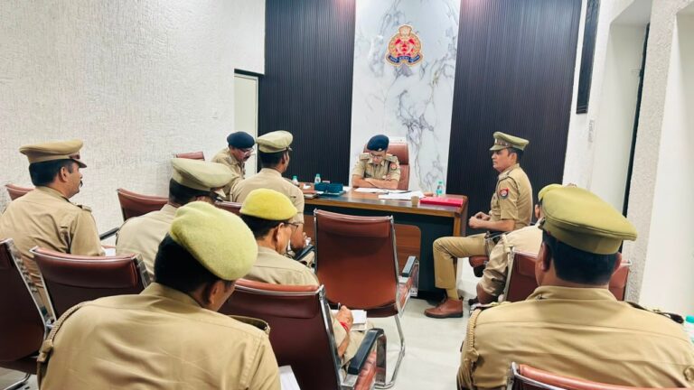 बुढ़ाना थाने के विवेचकों का एसपी ग्रामीण ने किया अर्दली रूम, लंबित विवेचनाओं के निस्तारण के निर्देश
